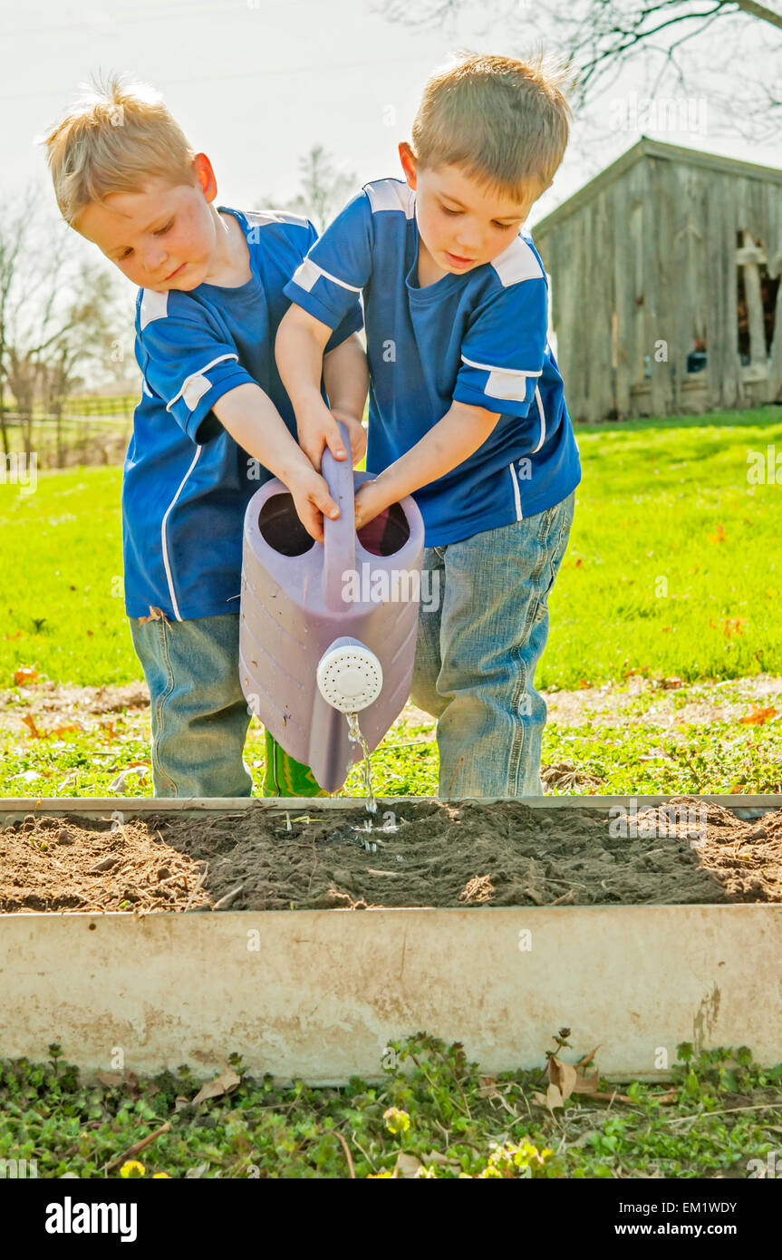 Los niños de jardín de riego Foto de stock