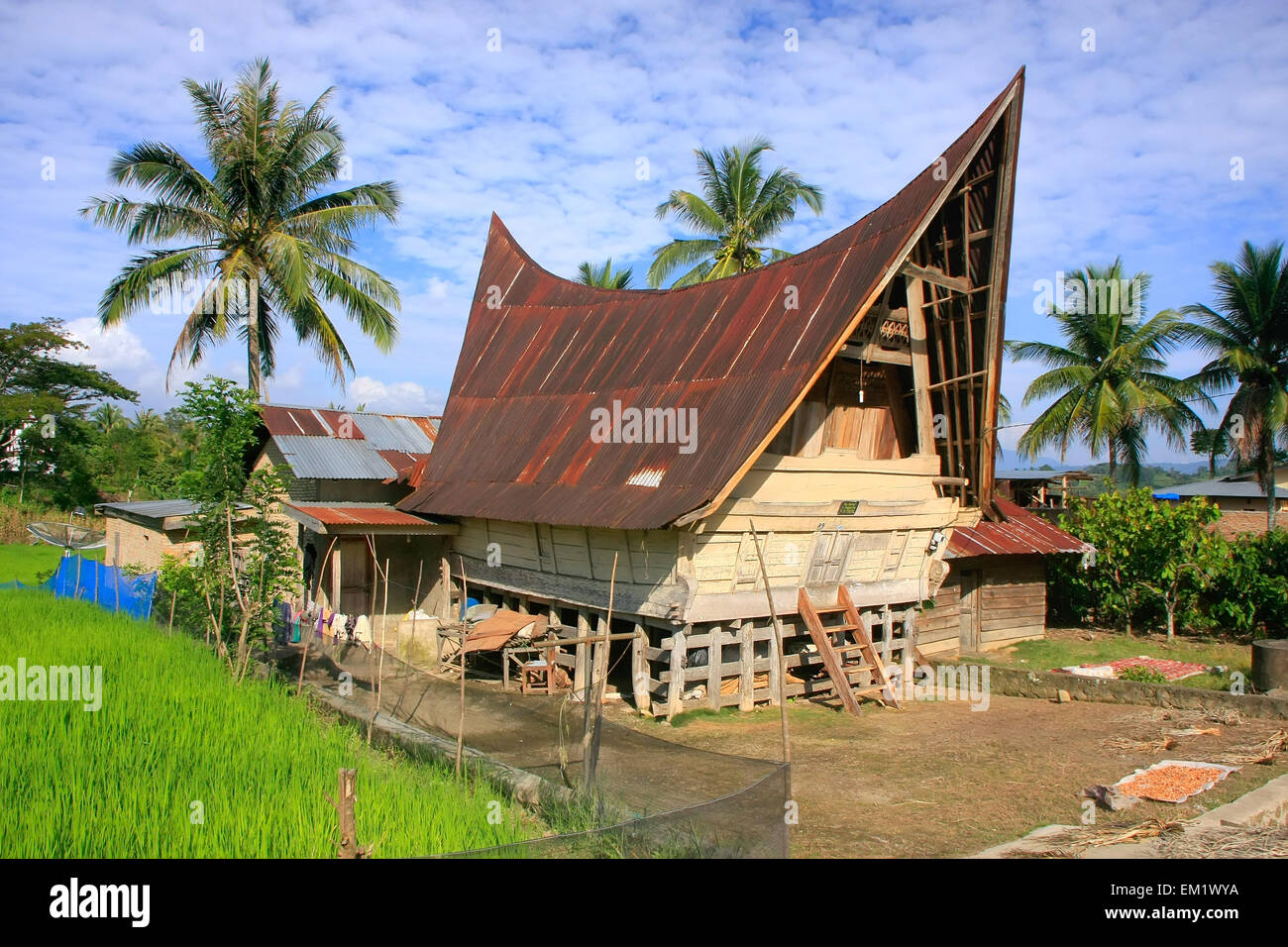 Tradicional casa en la isla Samosir Batak, de Sumatra, Indonesia, en el sudeste de Asia Foto de stock