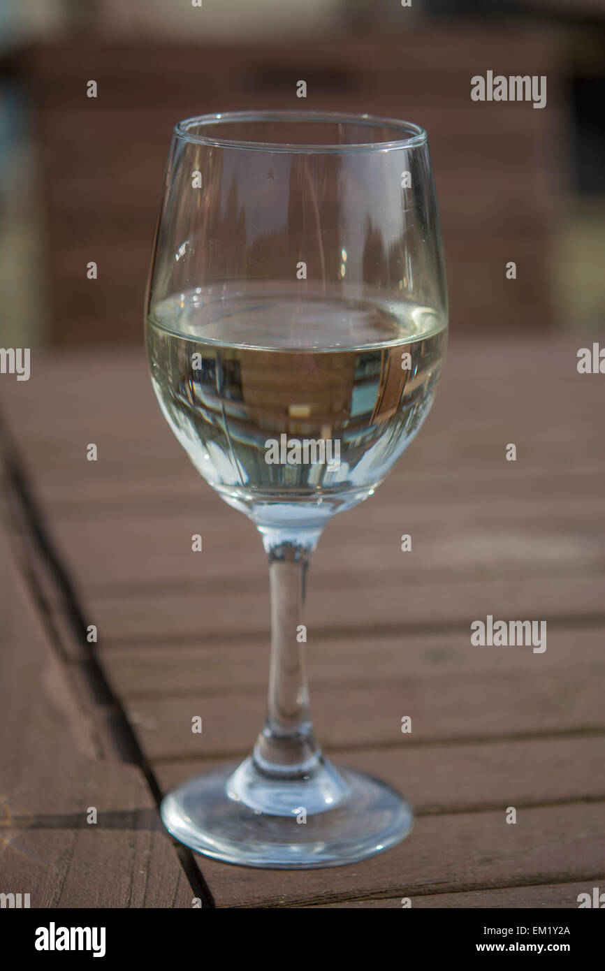 Vaso de Pinot Grigio vino blanco sobre una mesa de madera, y un pub inglés, Leicester, Inglaterra Foto de stock