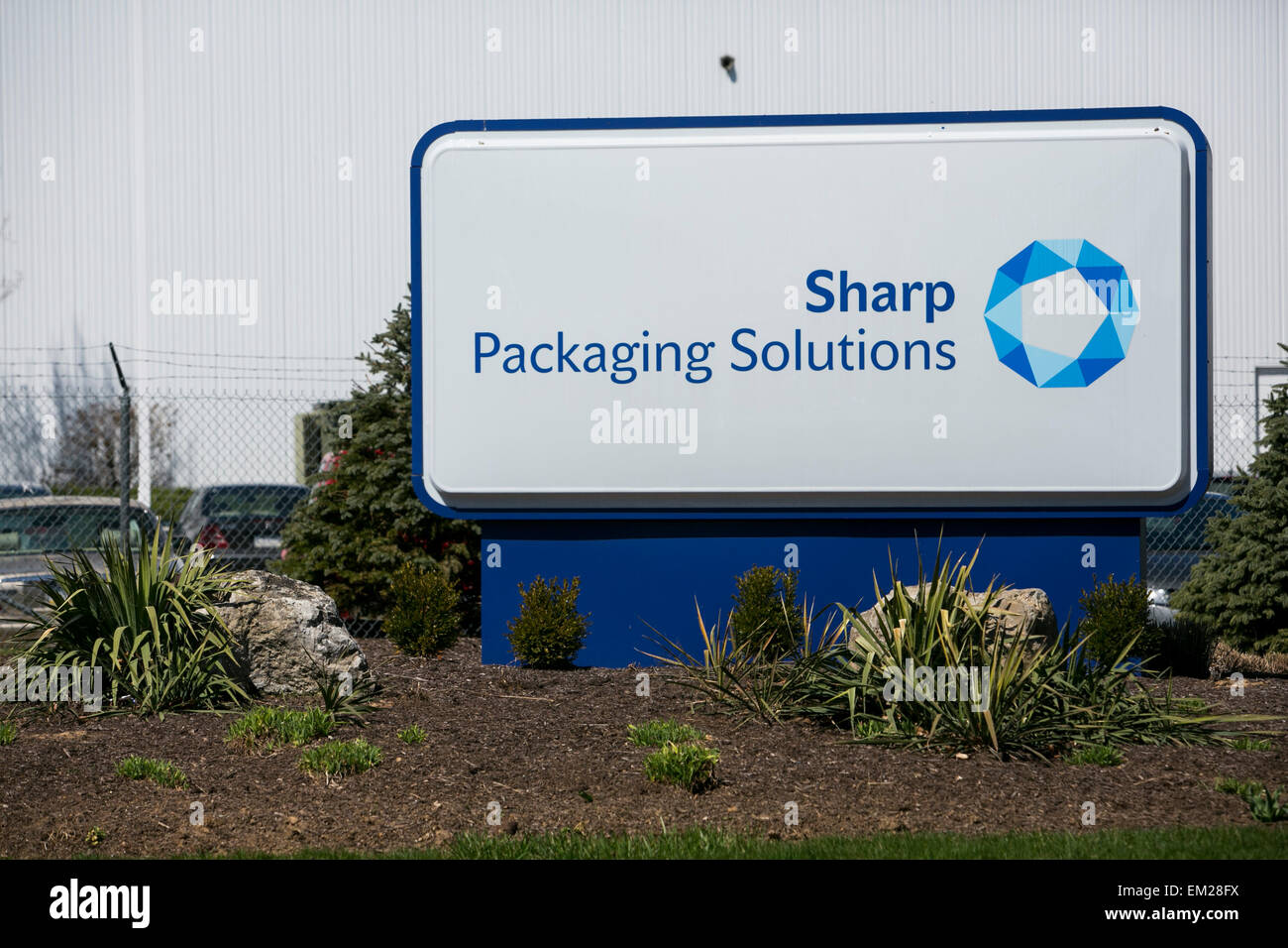 Un logotipo cartel fuera de una instalación operada por Sharp Soluciones de embalaje en Allentown, Pensilvania. Foto de stock