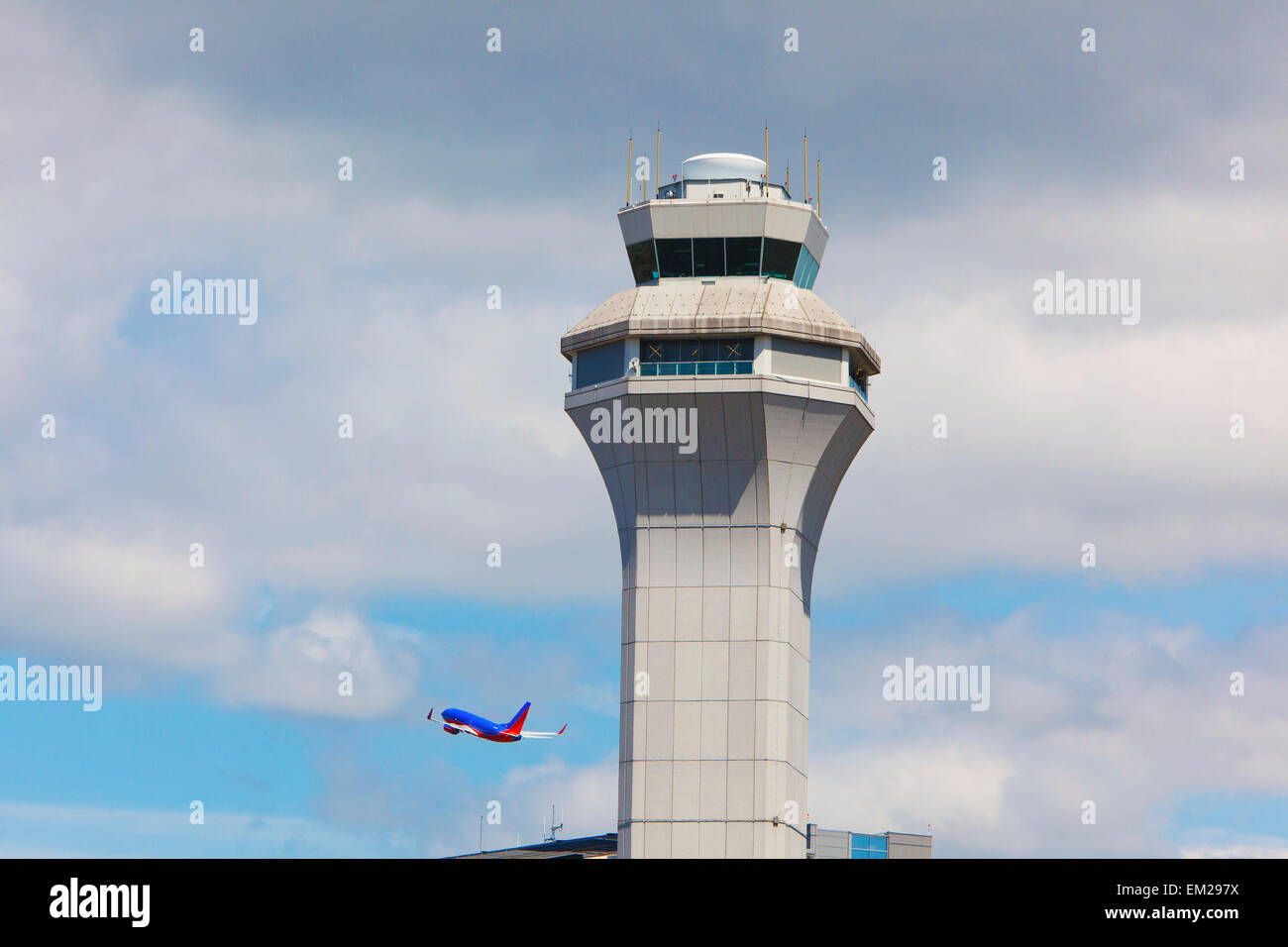 Torre de Control del Tráfico Aéreo y un avión en vuelo en el Aeropuerto