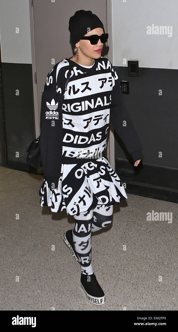 guía atómico sirena Rita Ora llega en el Aeropuerto Internacional de Los Ángeles (LAX)  aeropuerto con mi novio Ricky Hilfiger vistiendo un Adidas chándal impresa  incluye: Rita Ora donde: Los Ángeles, California, Estados Unidos Cuándo: