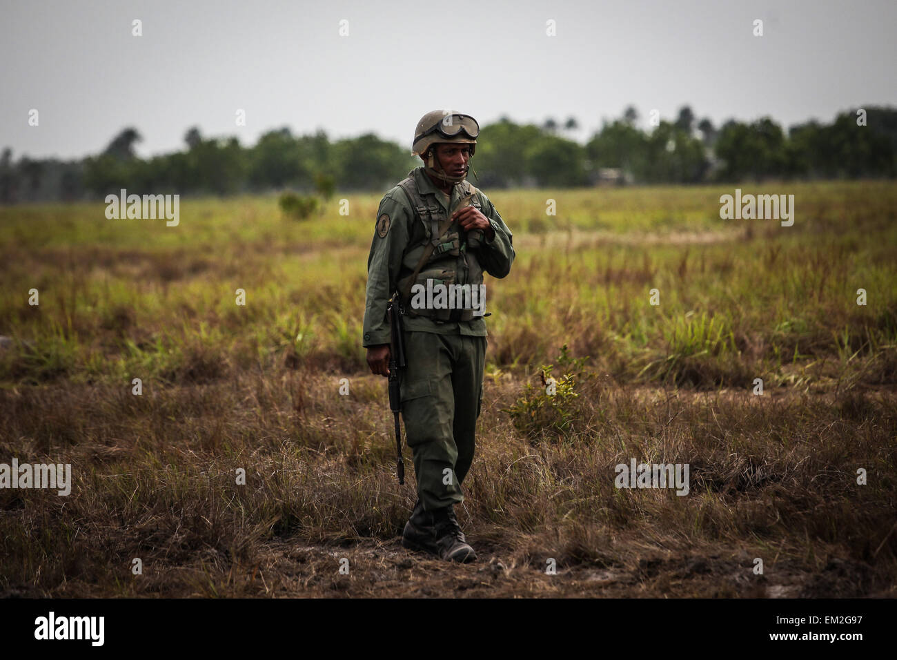 Apure, Venezuela. 15 abr, 2015. Un miembro de la Fuerza Armada Nacional  Bolivariana (FANB) toma parte en el ejercicio militar \