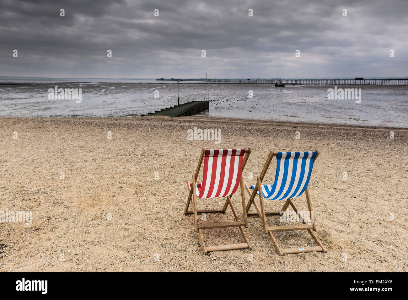 Tumbonas vacías en la playa Jubilee en Southend en un día nublado inn Essex. Foto de stock