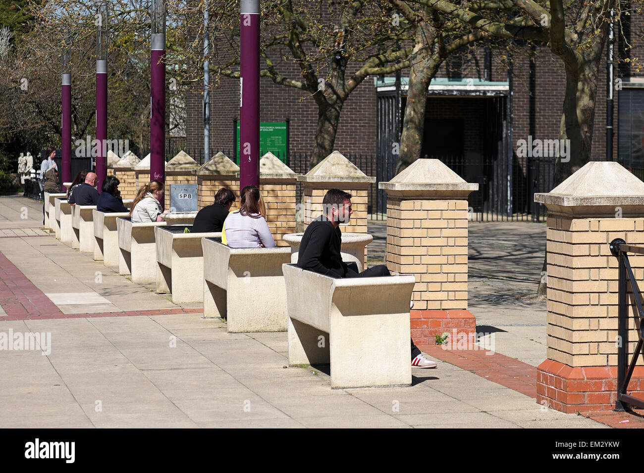 Los trabajadores de oficina disfrutando de su almuerzo y el sol en St Martins Square en el centro de la ciudad de Basildon. Foto de stock