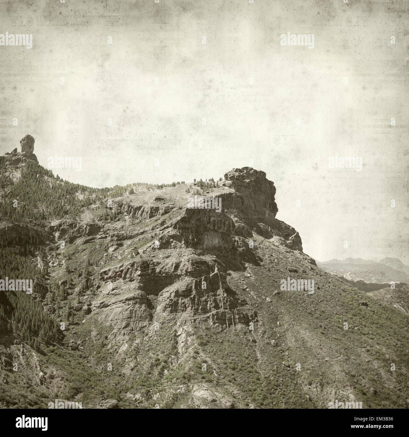 Textura de papel viejo con el paisaje de fondo de Gran Canaria, Roque Nublo plug roca volcánica