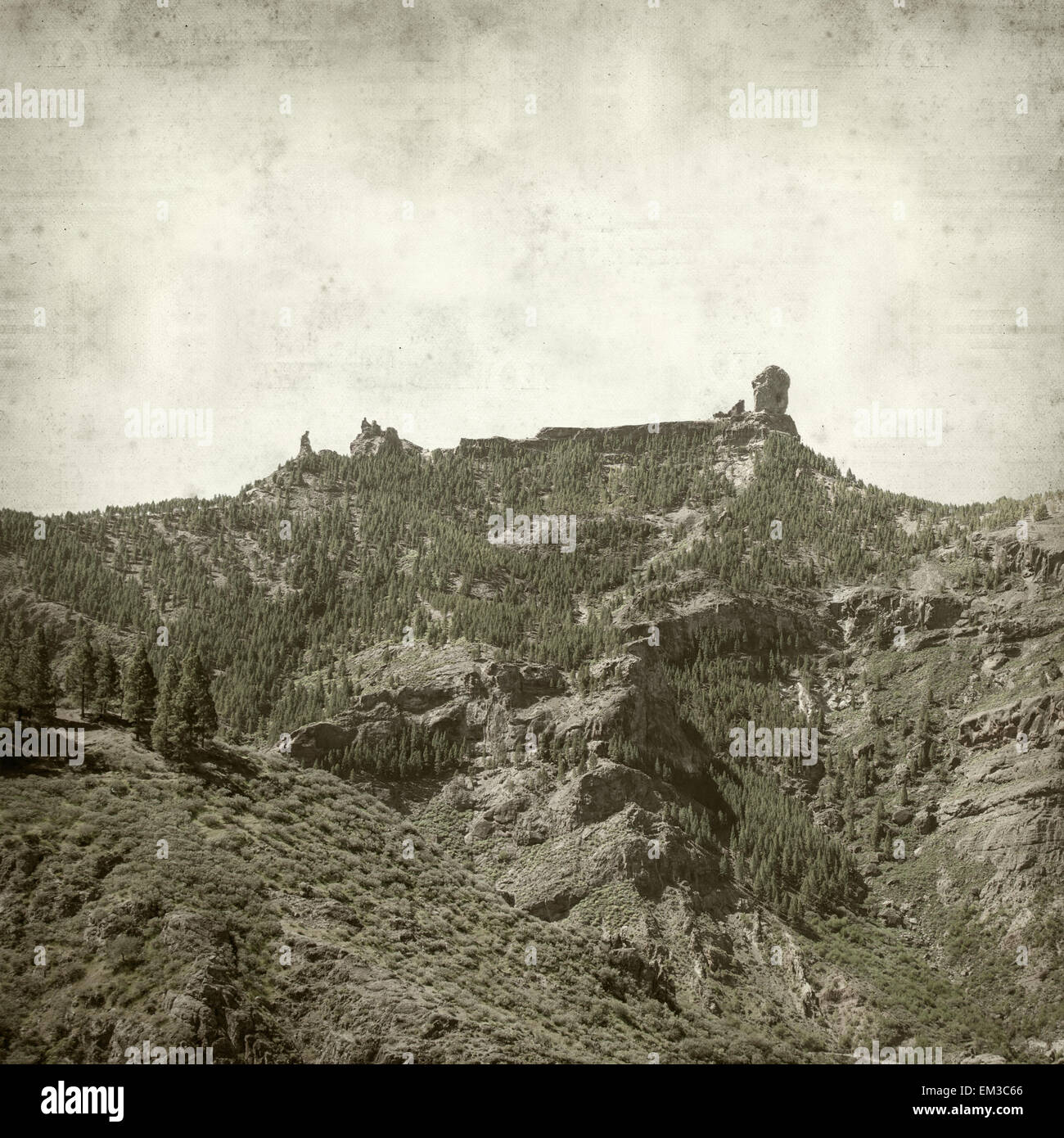 Textura de papel viejo con el paisaje de fondo de Gran Canaria, Roque Nublo plug roca volcánica
