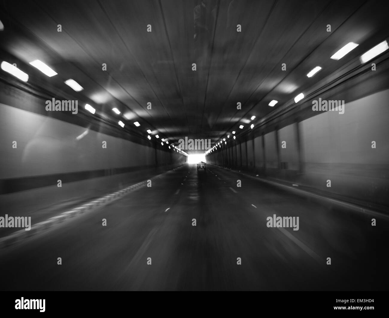 Autopista túnel con el desenfoque de movimiento en blanco y negro estilo Foto de stock