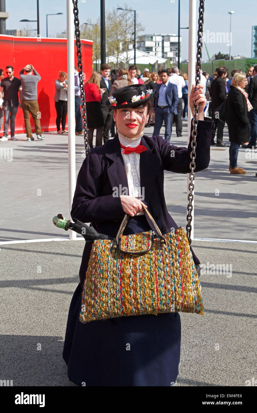 Una dama vestida como Poppins fuera de la estación tren de Kings Cross en Londres Fotografía de stock - Alamy