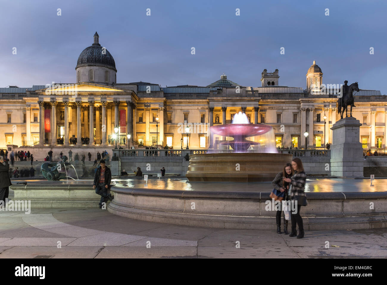 En la noche de Trafalgar Square, Londres, Reino Unido. Foto de stock