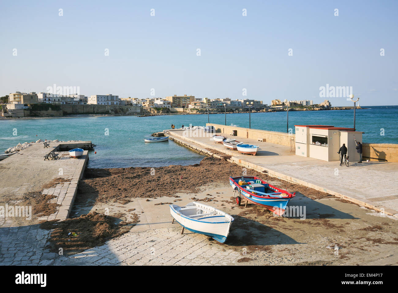 OTRANTO, Italia - 13 de marzo de 2015: frente al mar en la ciudad de Otranto, una ciudad en la provincia de Lecce, Puglia, Italia. Foto de stock