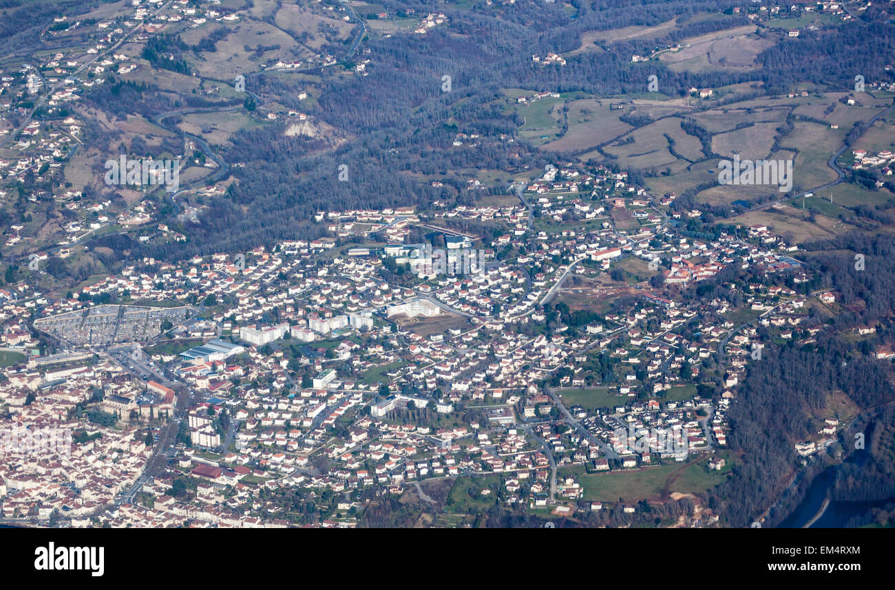 Vista aérea de la ciudad francesa de Aurillac, en el Macizo Central en el departement Auvernia Foto de stock