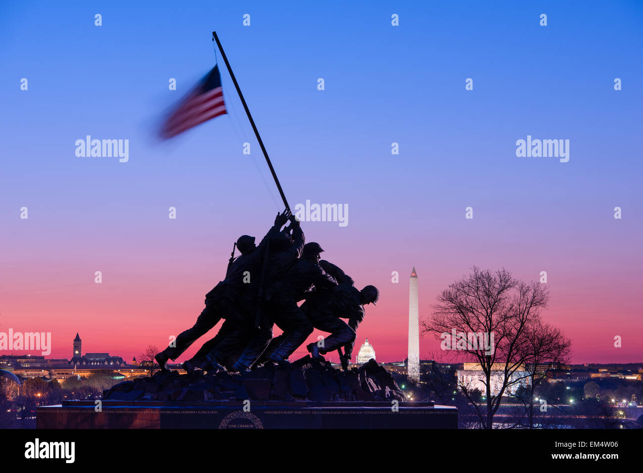 Marine Corps War Memorial con DC skyline en amanecer en Arlington, Virginia. Foto de stock
