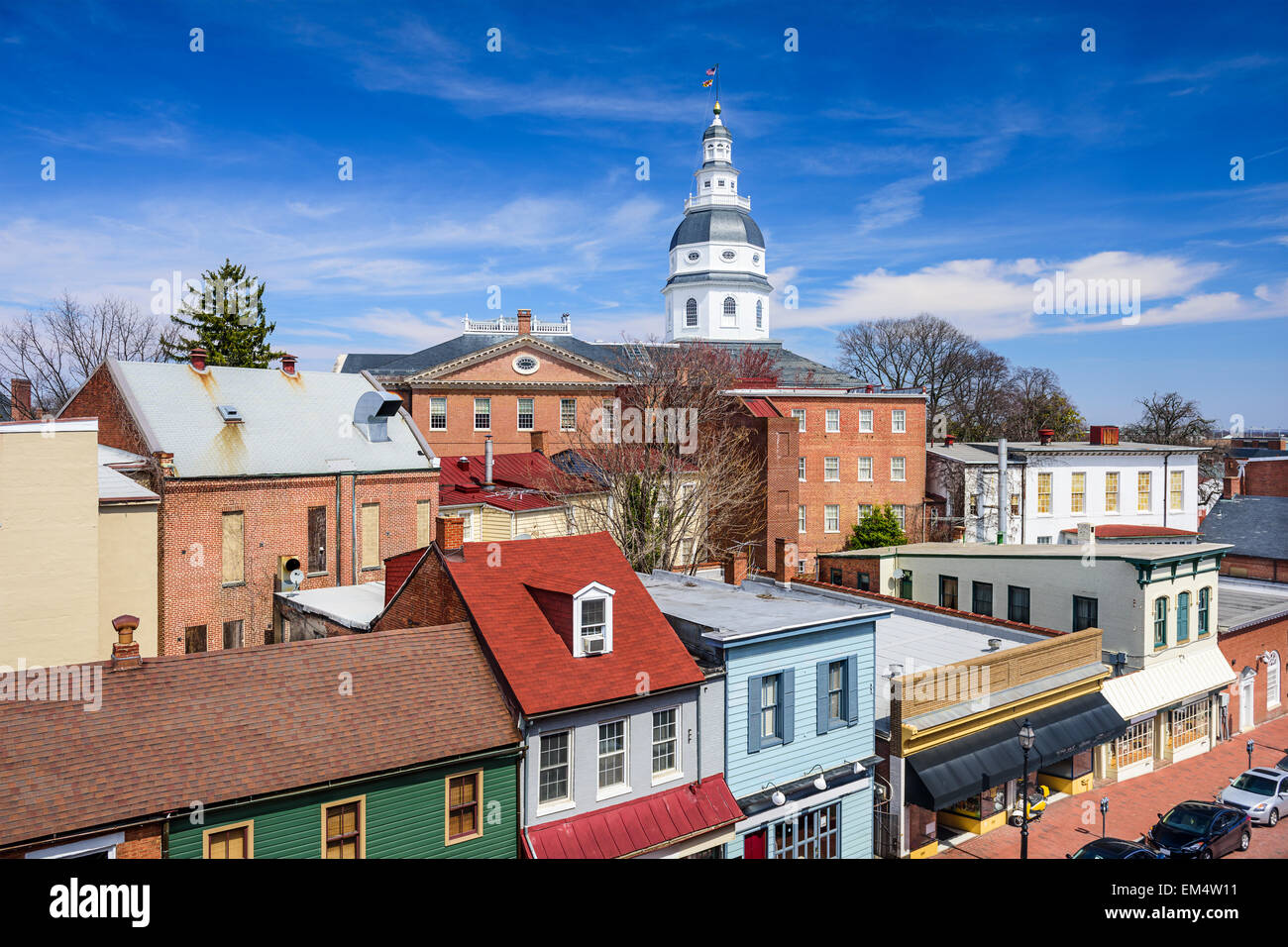 En Annapolis, Maryland, EE.UU. el centro de vistas a la calle principal con la Casa del Estado. Foto de stock