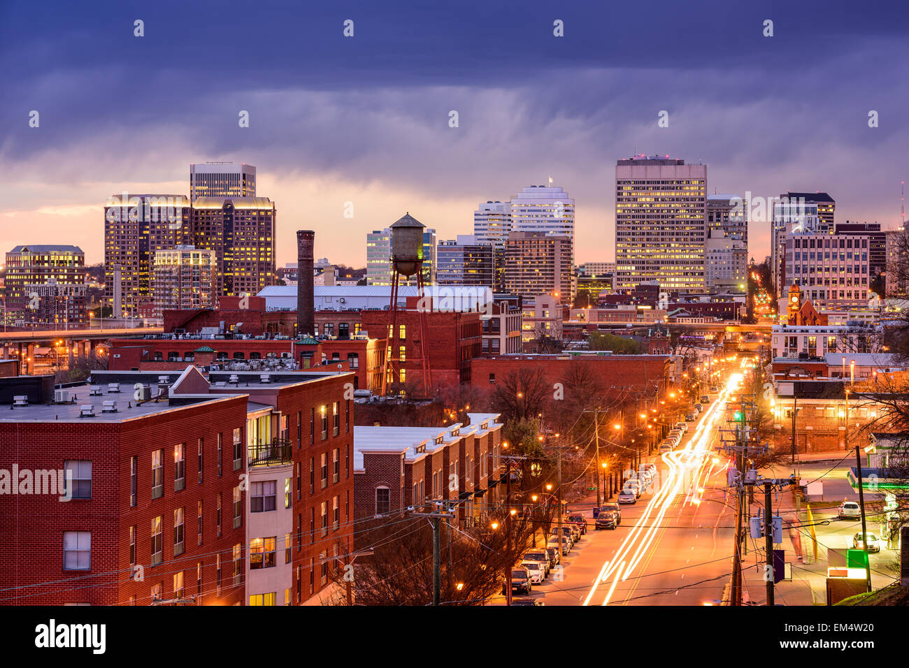 Richmond, Virginia, Estados Unidos, el centro del paisaje urbano a través de la Main St. Foto de stock