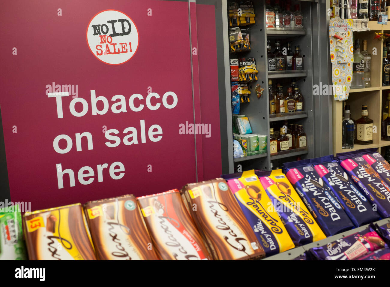 Puerta corrediza relativos al tabaco a la venta en una pequeña tienda de la esquina en Londres, Reino Unido. A principios de 2015 la nueva legislación entró en que hicieron toda pequeña tienda oweners tiene que encubrir los cigarrillos y otros productos de tabaco como parte de una iniciativa de salud. Foto de stock