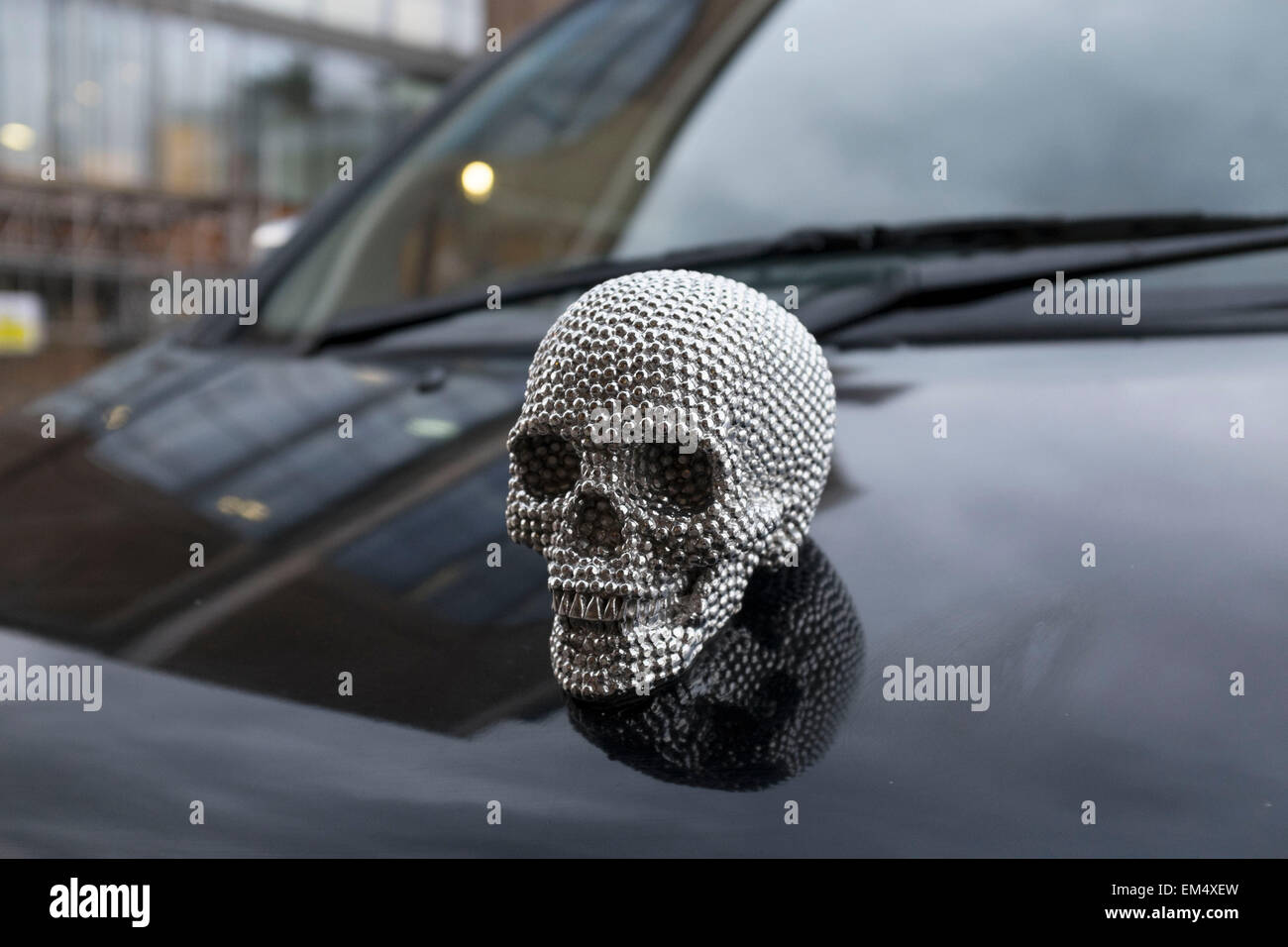 Insignia Capot cráneo metálico sobre el capó de un taxi. Esta pequeña  cabeza humana es del estilo de la calavera de diamantes de Damien Hirst, un  mundo renombradas obras de arte. Londres,