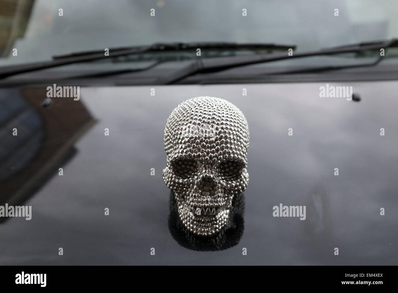 Insignia Capot cráneo metálico sobre el capó de un taxi. Esta pequeña  cabeza humana es del estilo de la calavera de diamantes de Damien Hirst, un  mundo renombradas obras de arte. Londres,