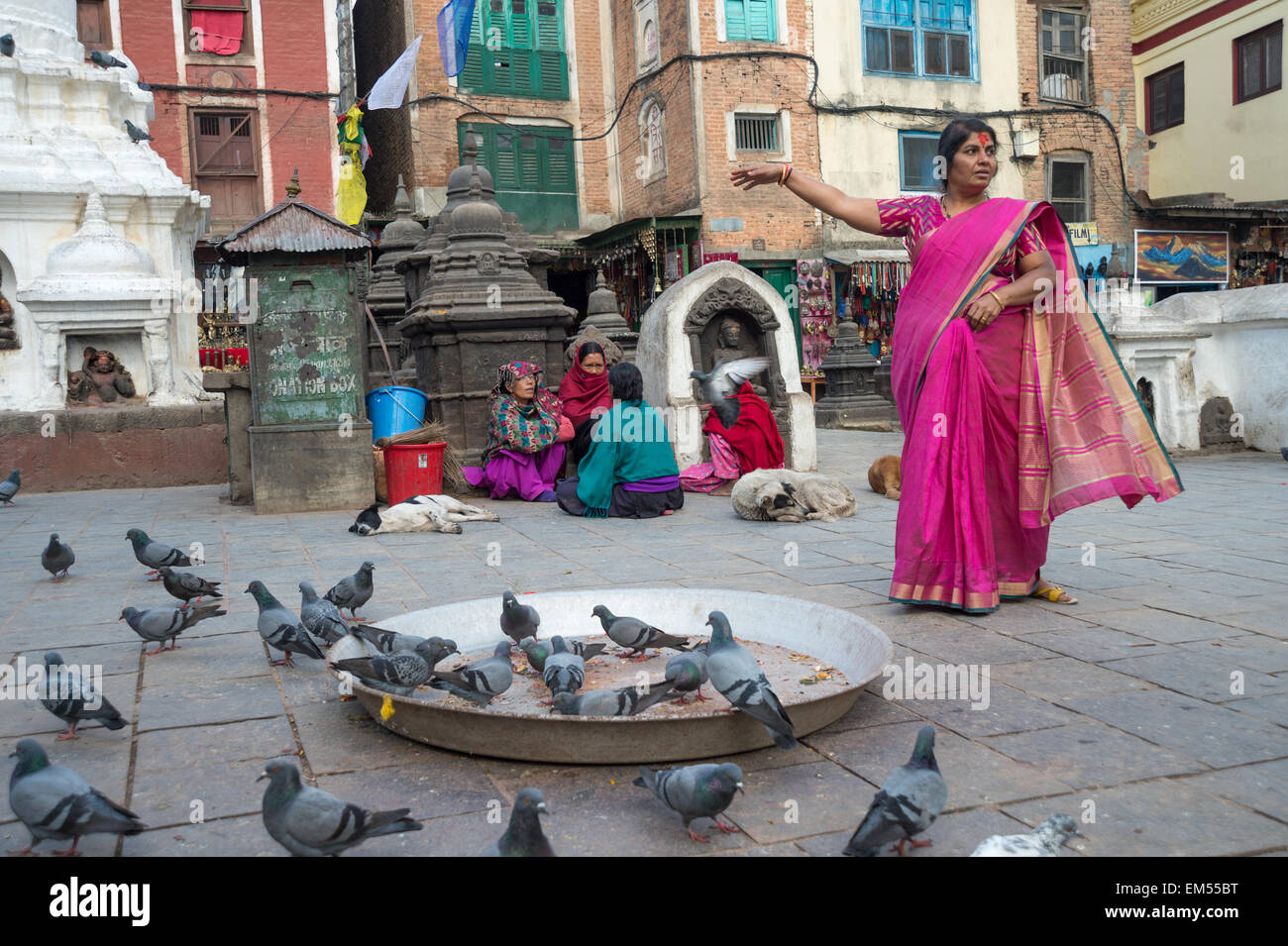 Nepalesa posando para un fotógrafo en Monkey Temple en Katmandú Foto de stock