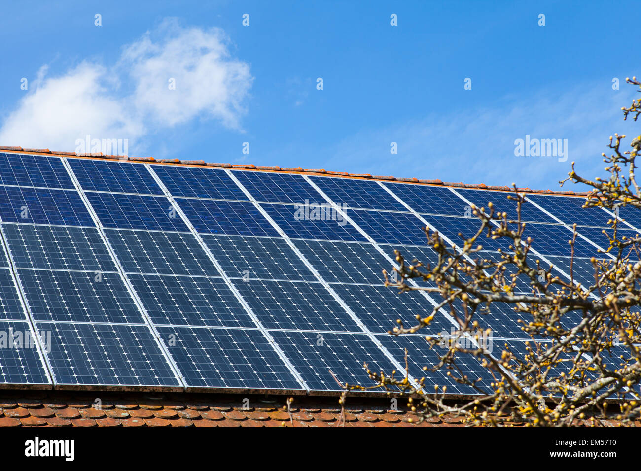 Paneles solares en el techo Foto de stock