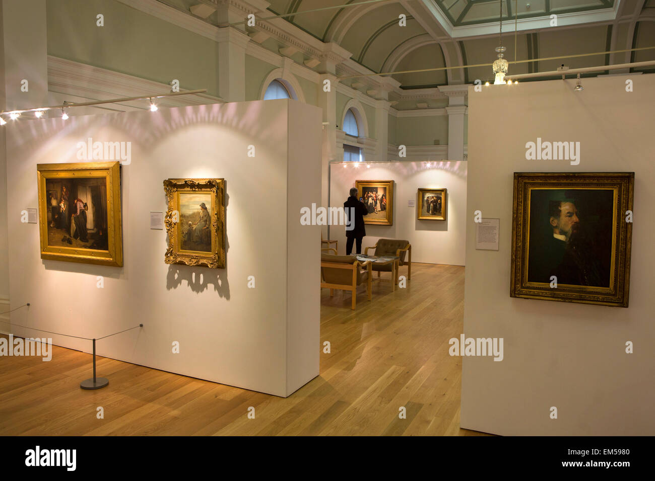 Reino Unido, Inglaterra, Yorkshire, Harrogate, Mercer Art Gallery, los visitantes mirando pinturas por Frank Holl Foto de stock