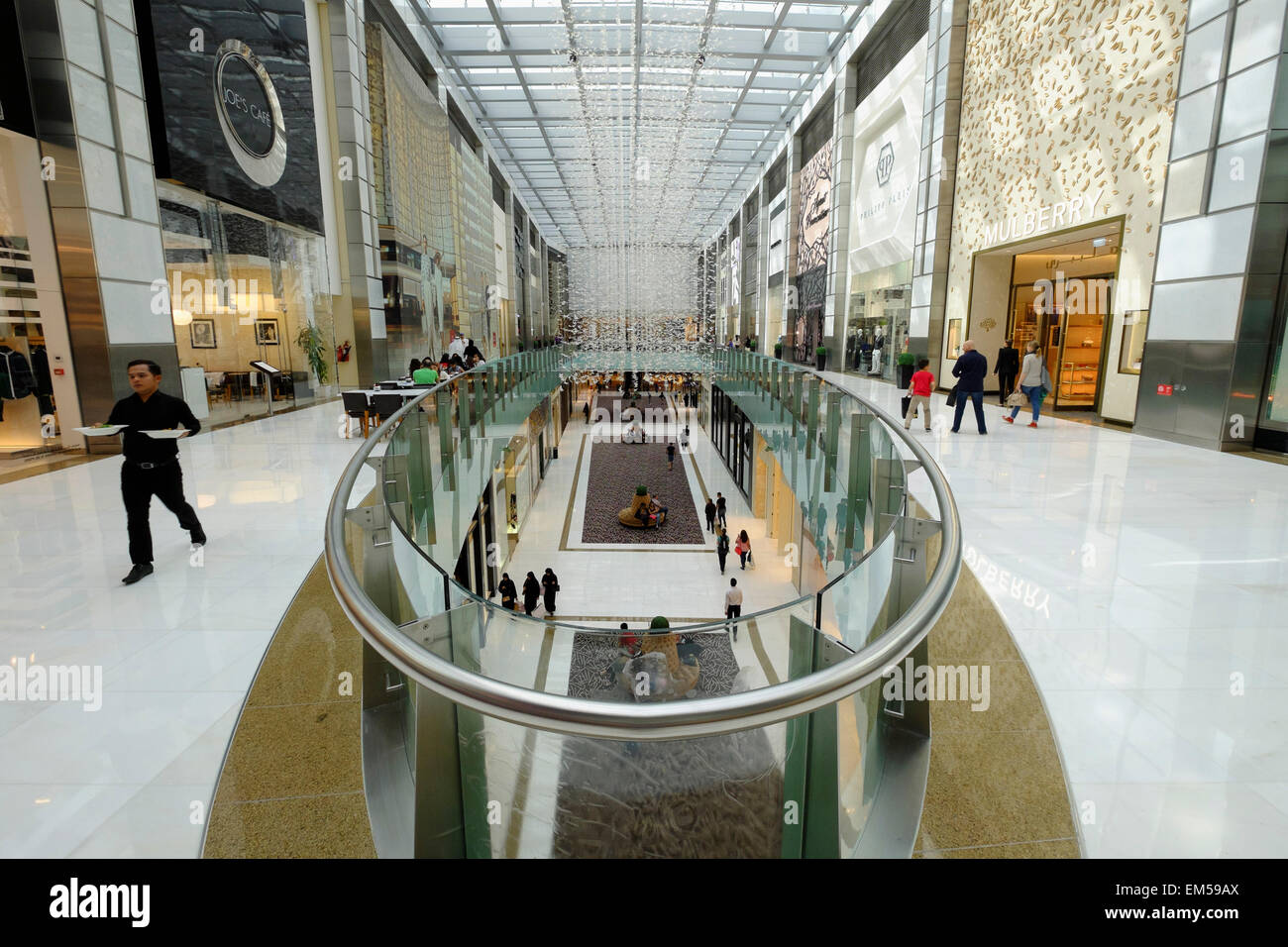 Vista de tiendas de lujo en la Avenida de la moda en el centro comercial de Dubai, en los Emiratos Árabes Unidos Foto de stock