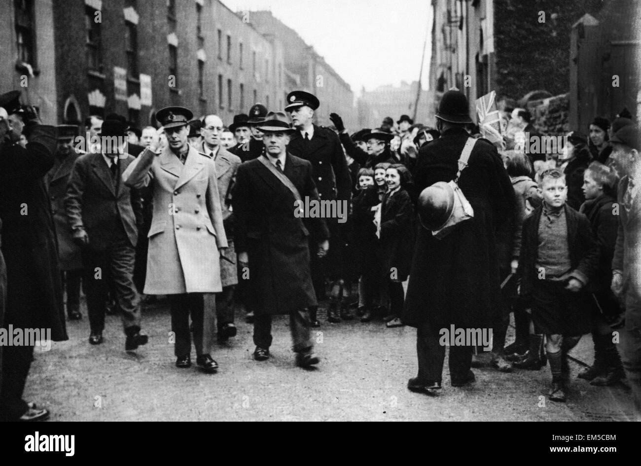 El rey George VI visitas la bomba dañó la ciudad de Bristol, a raíz de un ataque aéreo. De diciembre de 1940. Foto de stock
