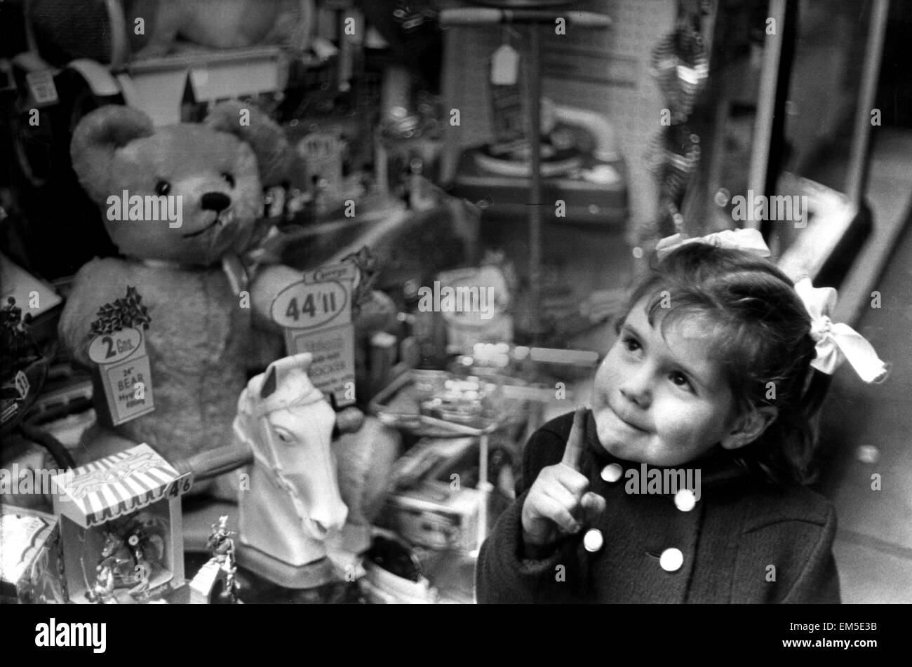 Cuatro años de Kirkdale Christime McDonald, Liverpool hace su deseo de una Navidad presente durante una visita a las tiendas. El 30 de noviembre de 1962. Foto de stock