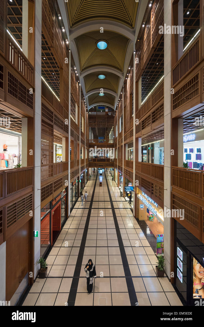 Interior del nuevo World Trade Center Mall en Abu Dhabi, Emiratos