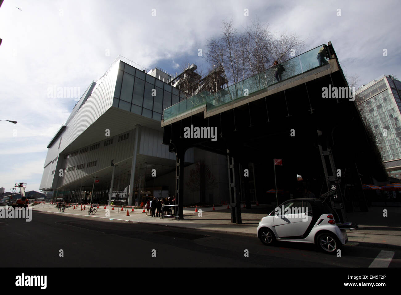Nueva York, Estados Unidos. 15 abr, 2015. Toques finales están siendo puestos en la nueva Whitney Museum of American Art Building en Washington Street y Gansevoort Street, en la Ciudad de Nueva York Meatpacking District al final de la High Line, la foto a la derecha del bastidor. Diseñado por el arquitecto Renzo Piano, los 200.000 pies cuadrados de espacio se abrirá al público en mayo 1st, 2015 Londres 2012 - Juegos Olímpicos: Natación práctica - Juegos Olímpicos de Londres 2012: la práctica del buceo. Londres 2012 - Juegos Olímpicos: la práctica de natación. Crédito: Adam Stoltman/Alamy Live News Foto de stock