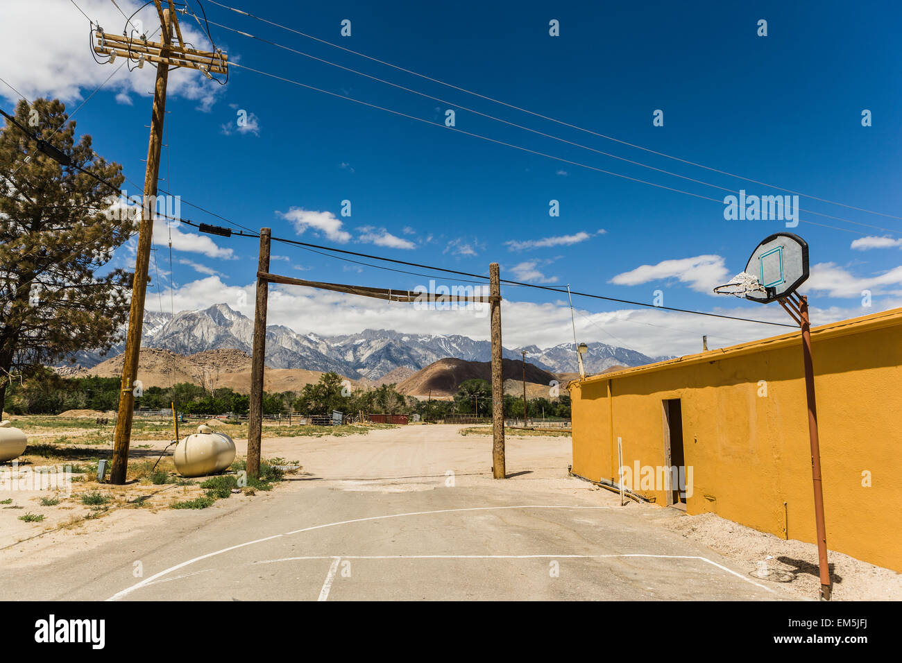 La parte oriental de Sierra Nevada desde una cancha de baloncesto Foto de stock