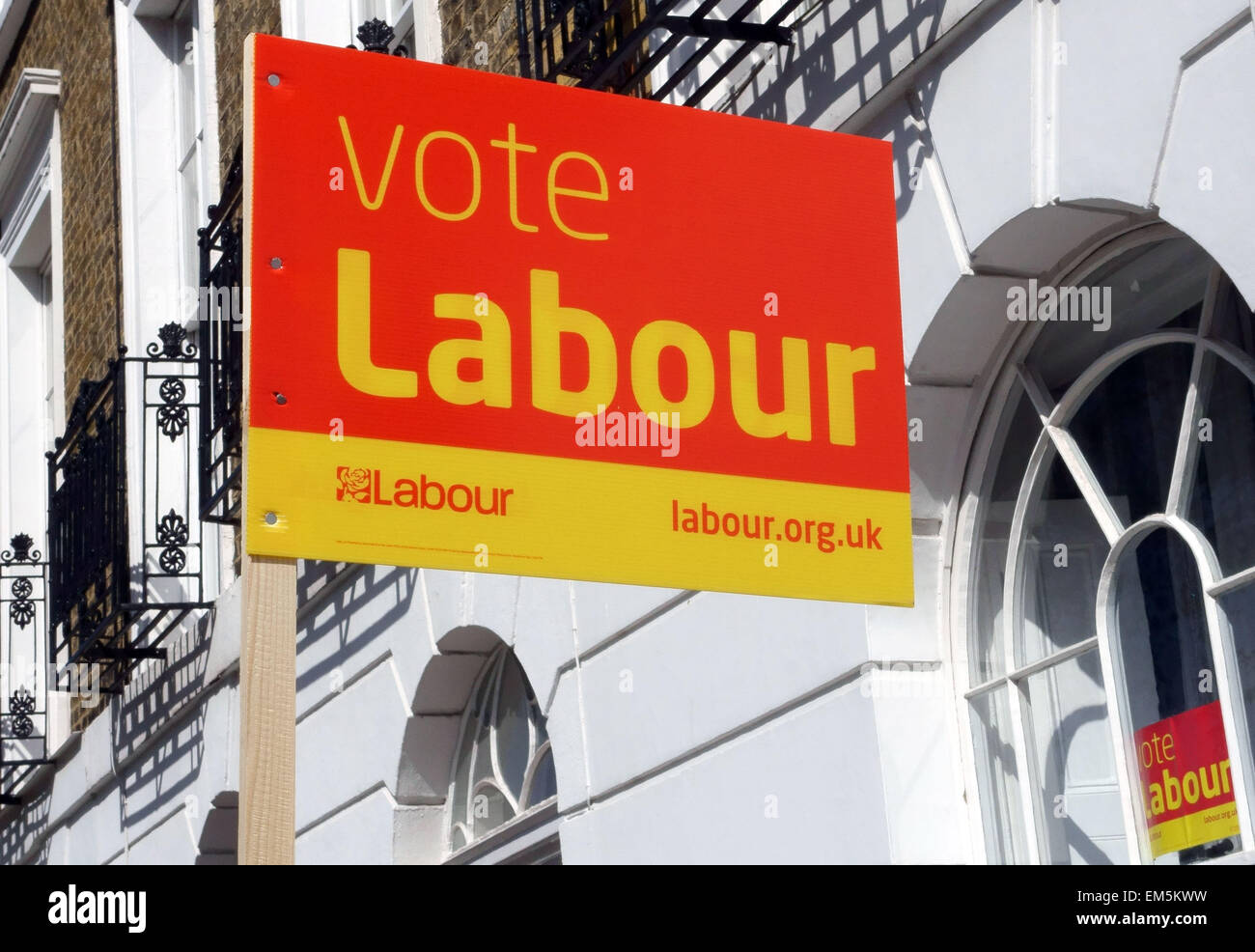 Signo del Partido Laborista fuera de casa adosada georgiana en Islington Square, Londres Foto de stock
