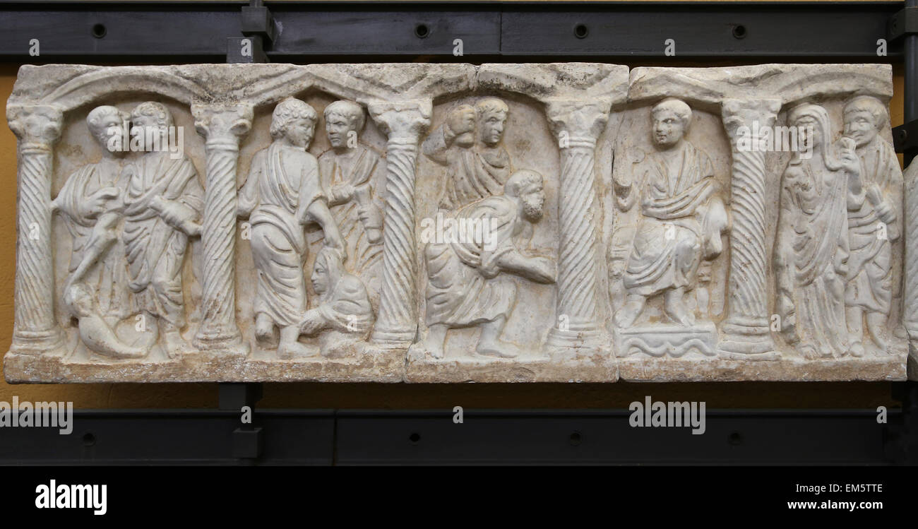 Christian-Roman. Parte delantera de sarcófago columnar con escenas bíblicas. 330-360 AD. El Cristianismo primitivo. Museos Vaticanos. Foto de stock