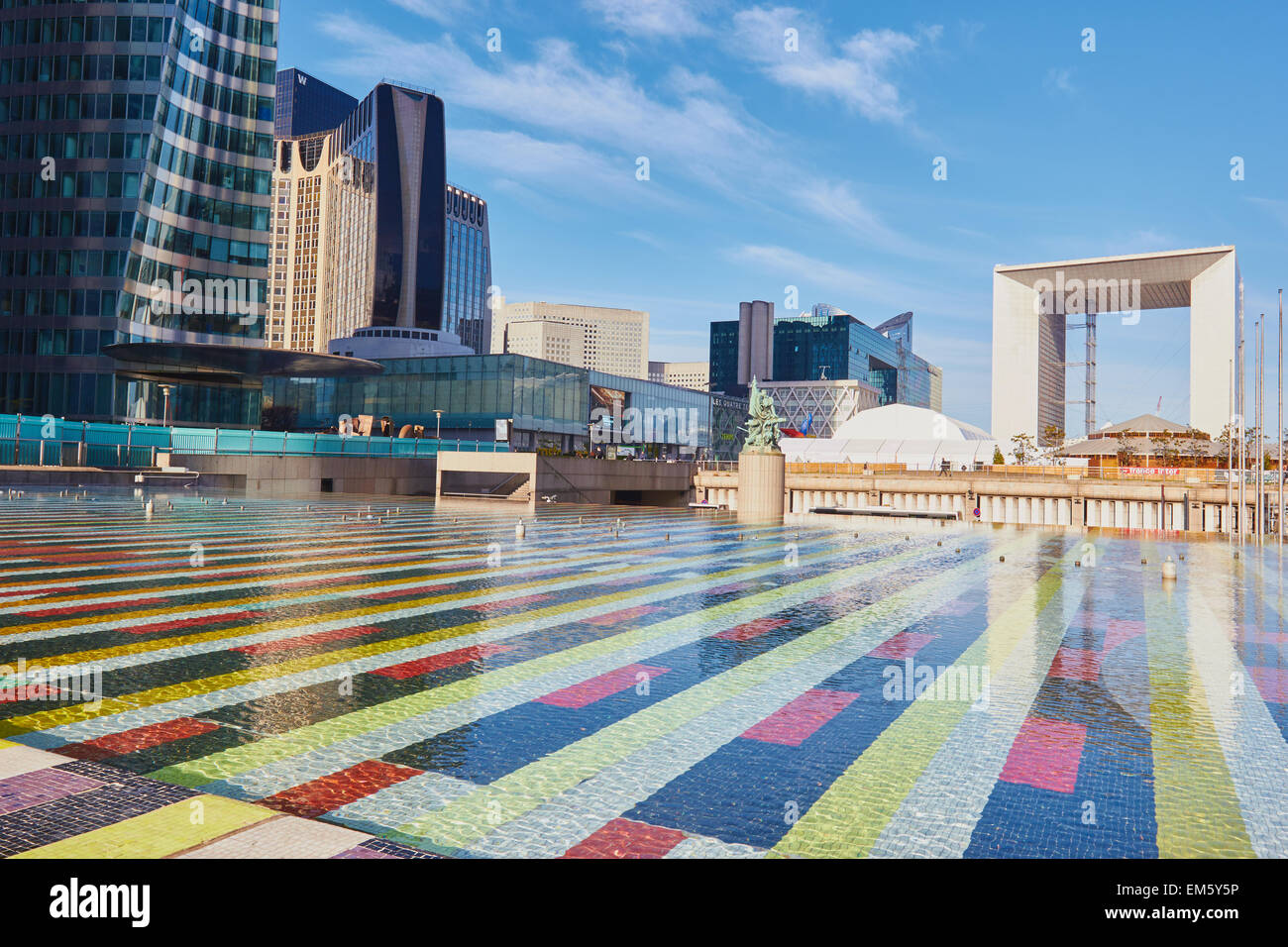 Del distrito de negocios de La Défense Grande Arche con el en su centro París Francia Europa Foto de stock