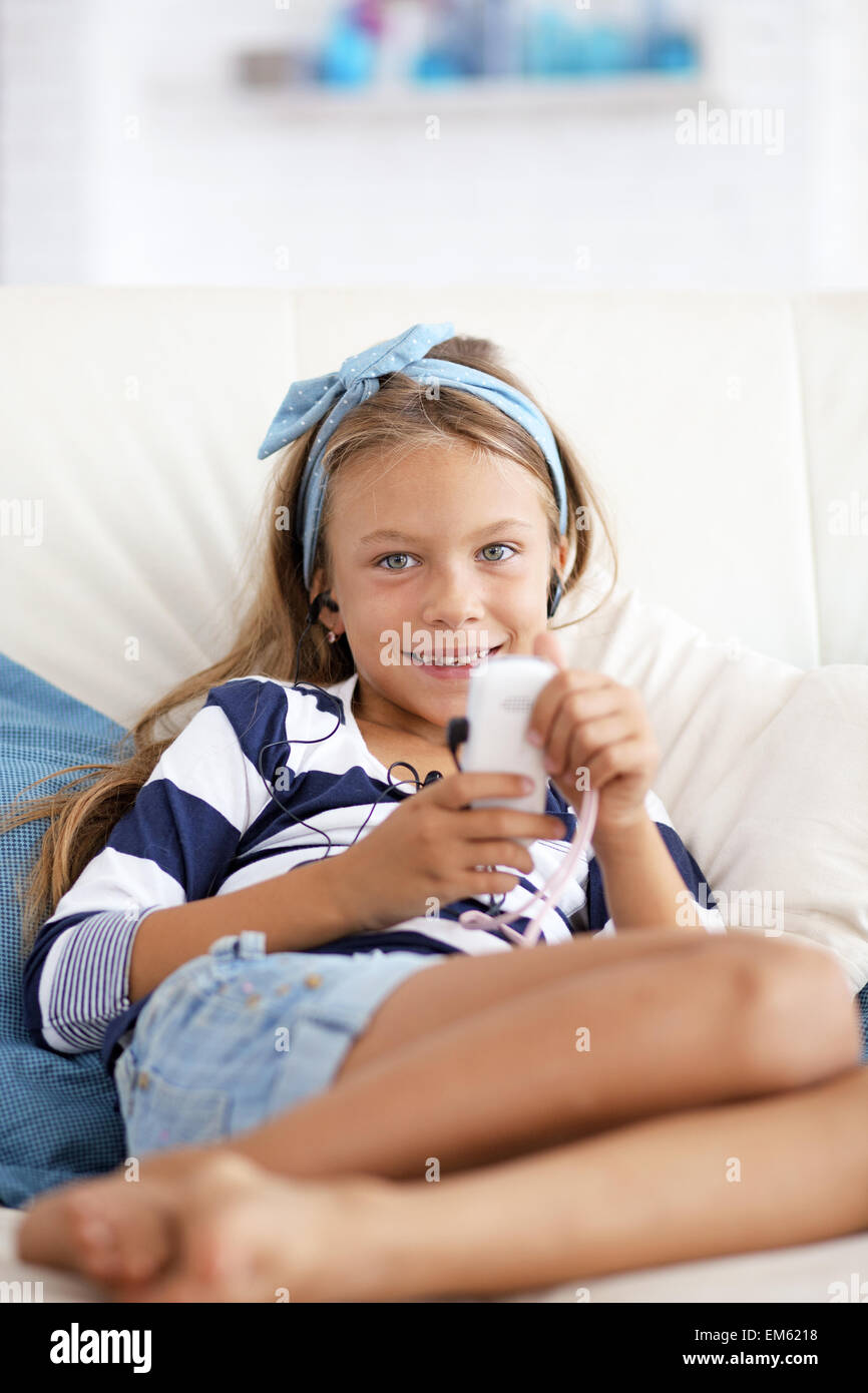 Escuchar música infantil Foto de stock