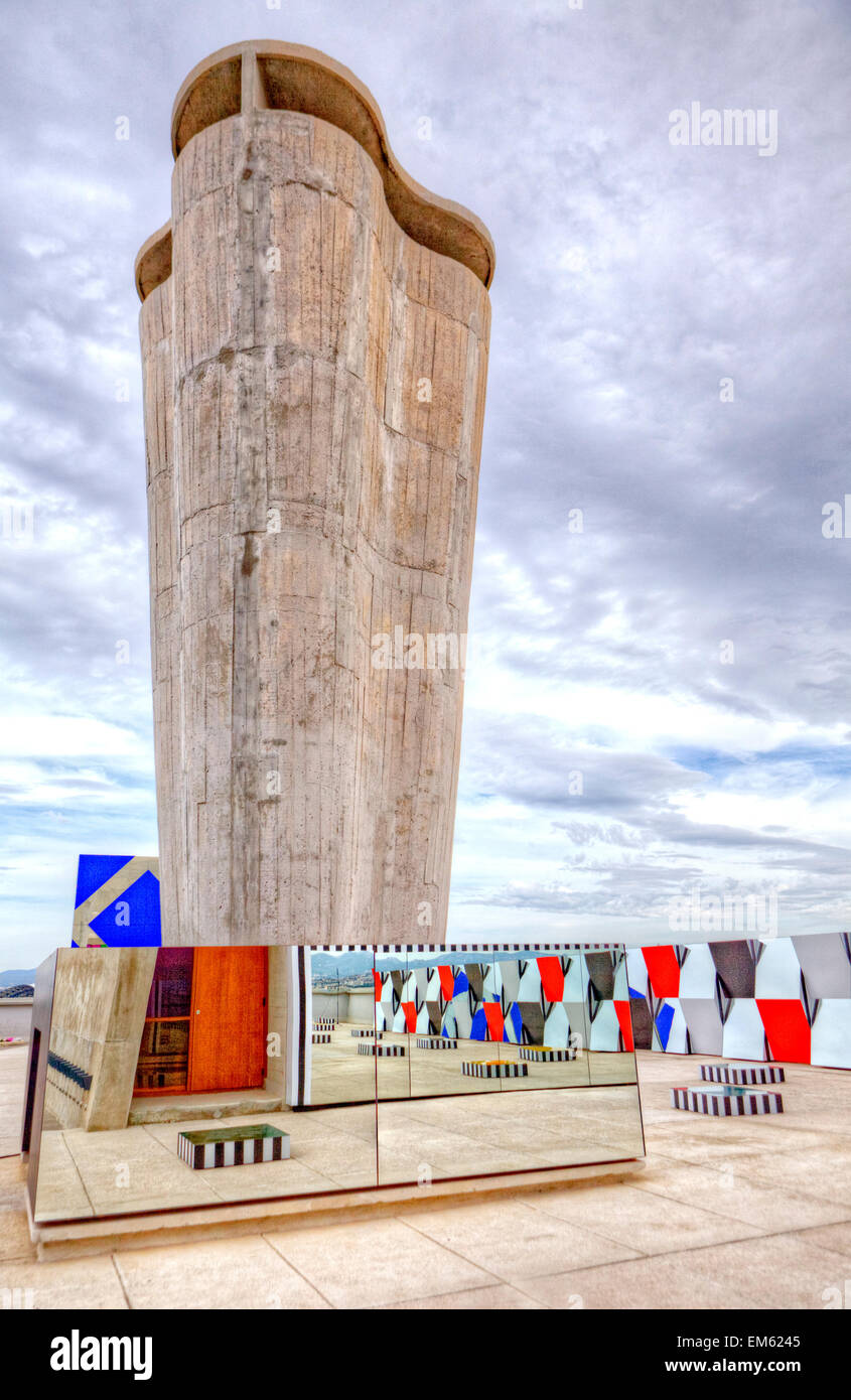El artista francés Daniel Buren exposición ?Definición Fini Infini, Travaux In Situ? En el centro de arte de MaMo, Cité radieuse de Le Corbusier, Marsella. Foto de stock