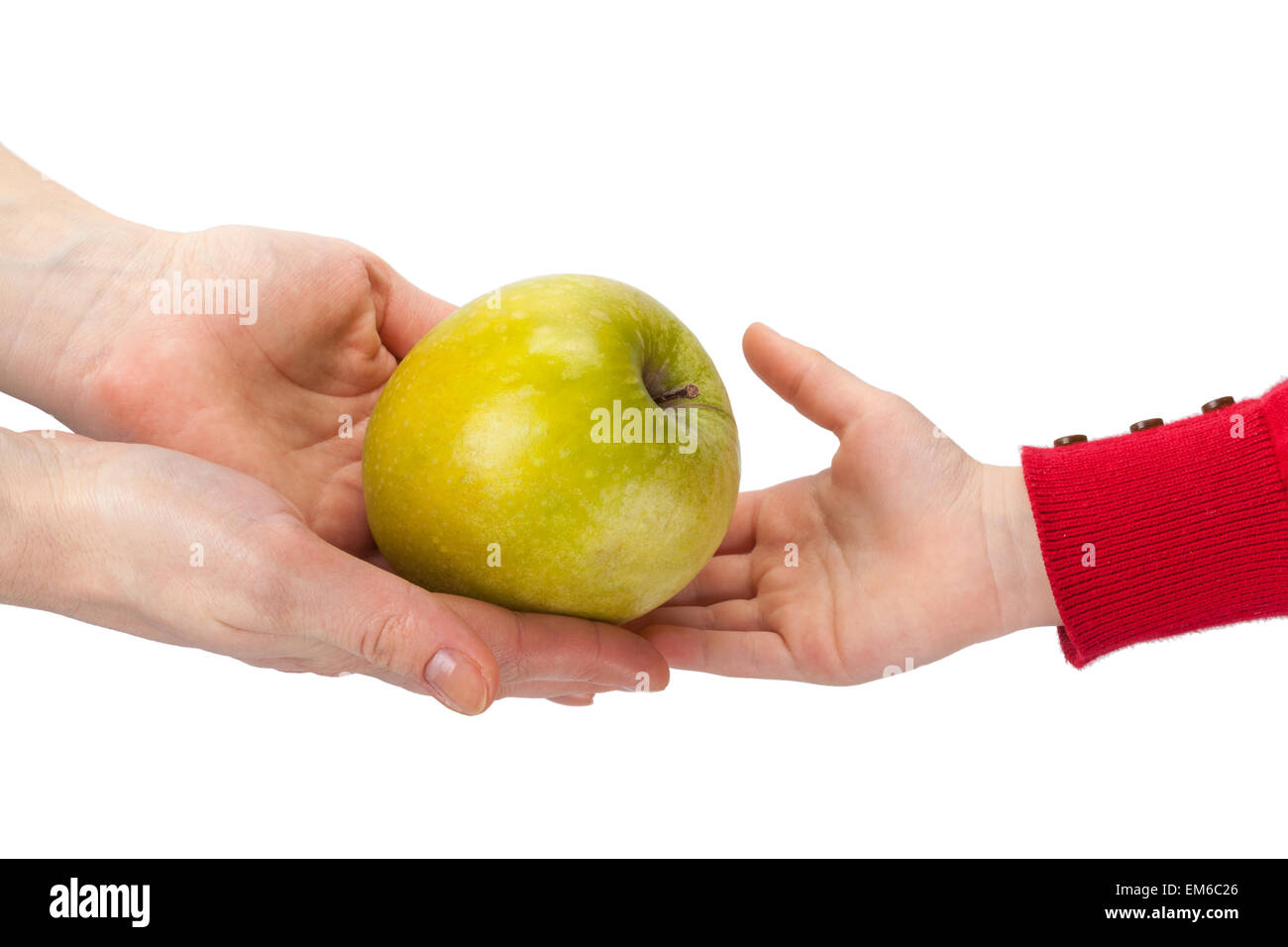 La madre pasa la manzana a su niño aislado sobre fondo blanco. Foto de stock
