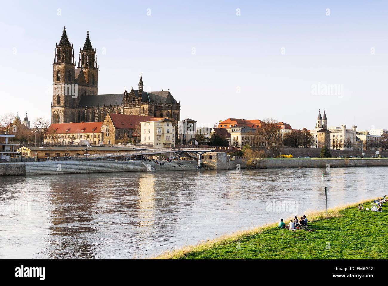 Vista de la ciudad de Magdeburgo y el río Elba, en el Estado federado de Sajonia Anhalt Alemania Foto de stock