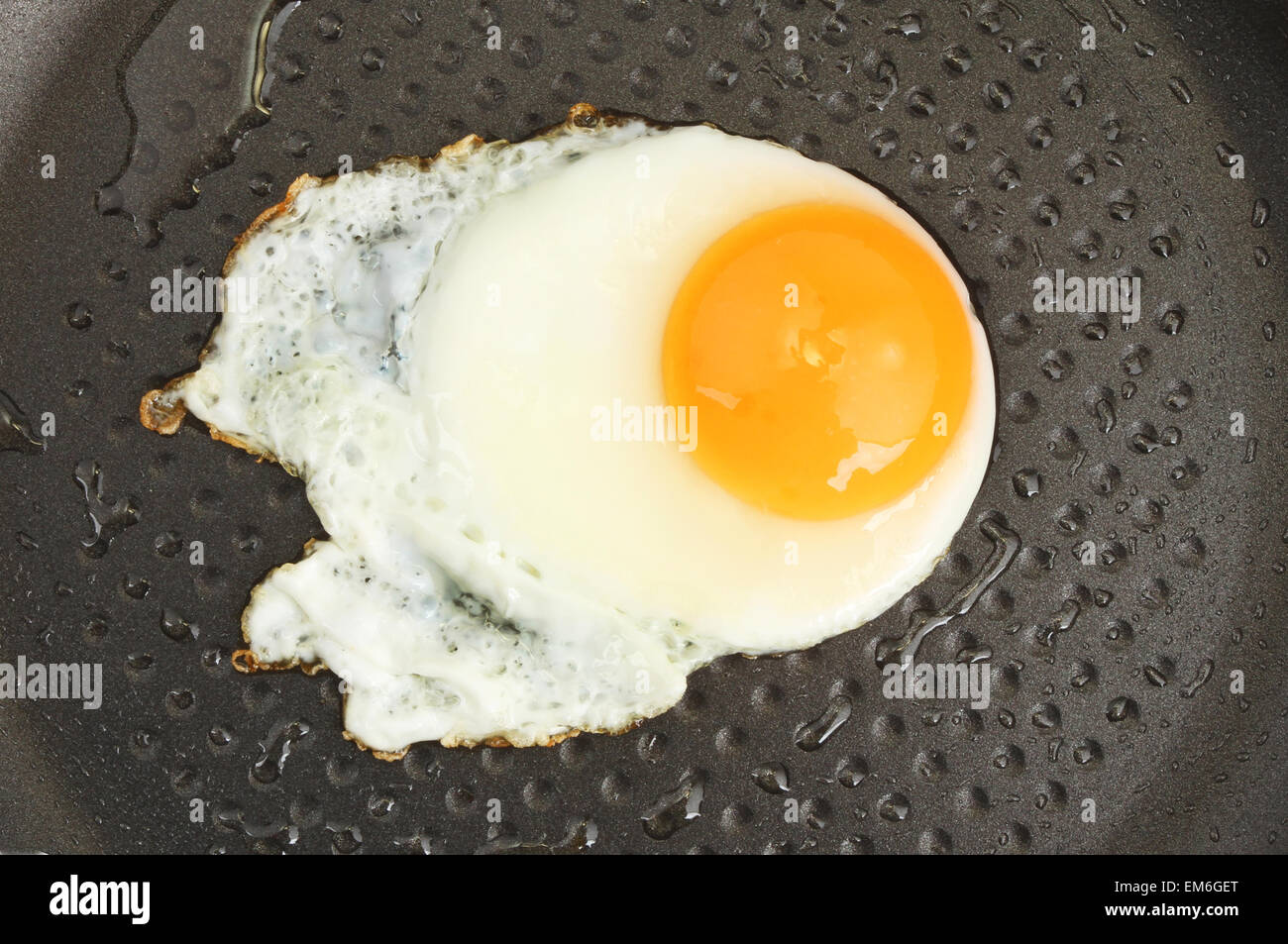 Huevo frito en una sartén antiadherente Foto de stock