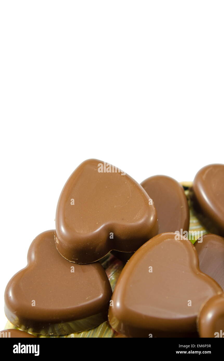 Deliciosamente buscando chocolate en forma de corazón sobre fondo blanco. Foto de stock