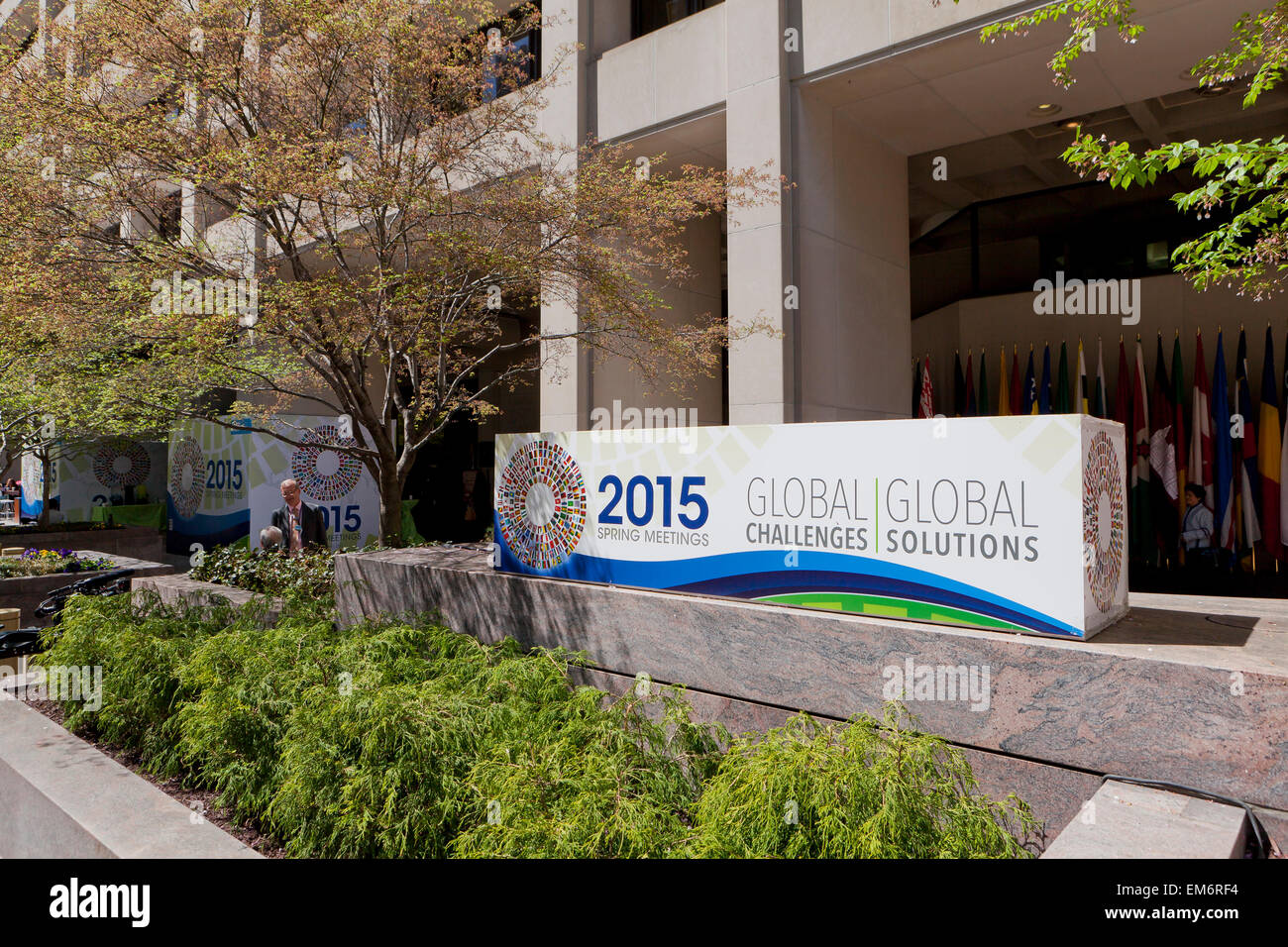 Washington DC, Estados Unidos. 16 abr, 2015. El Grupo del Banco Mundial y el Fondo Monetario Internacional a prepararse para las reuniones anuales de primavera de 2015. Crédito: B Christopher/Alamy Live News Foto de stock