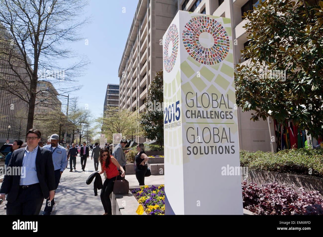 Washington DC, Estados Unidos. 16 abr, 2015. El Grupo del Banco Mundial y el Fondo Monetario Internacional a prepararse para las reuniones anuales de primavera de 2015. Crédito: B Christopher/Alamy Live News Foto de stock