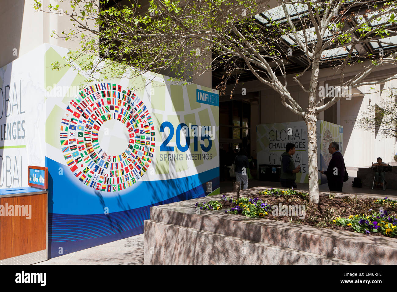 Washington DC, Estados Unidos. 16 abr, 2015. El Grupo del Banco Mundial y el Fondo Monetario Internacional a prepararse para las reuniones anuales de primavera de 2015. Crédito: B Christopher/Alamy Live News Foto de stock