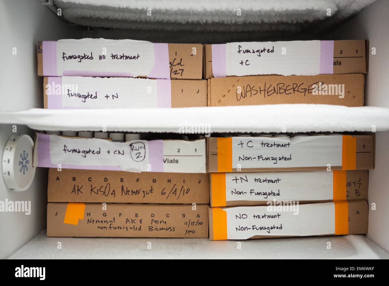 Las muestras de sedimentos de Alaska y Perú en un congelador en un laboratorio de sedimentología en Boulder, Colorado. Foto de stock