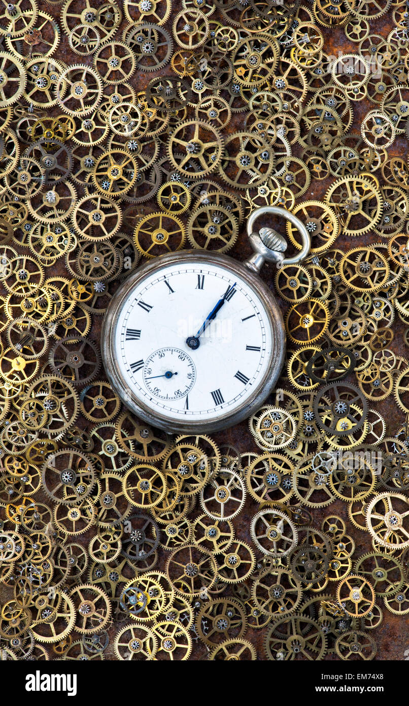 Relojes de bolsillo antiguos, movimientos y dientes Foto de stock