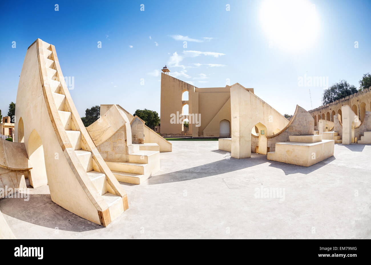 Observatorio Jantar Mantar complejo en un cielo azul en Jaipur, Rajasthan, India Foto de stock