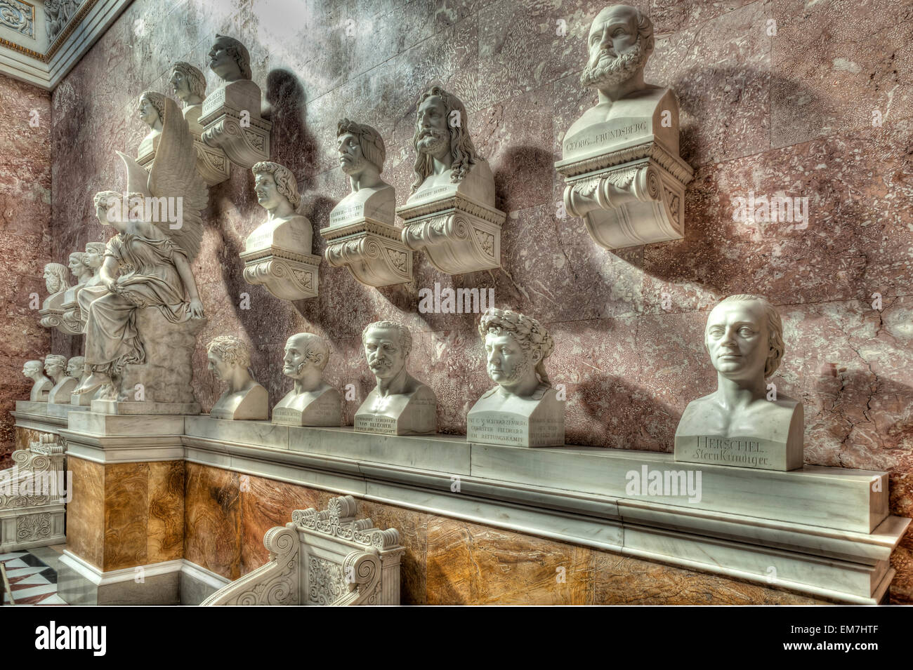 Pared con bustos de personajes famosos dentro del Walhall, Donaustauf memorial, el Alto Palatinado, Baviera, Alemania Foto de stock