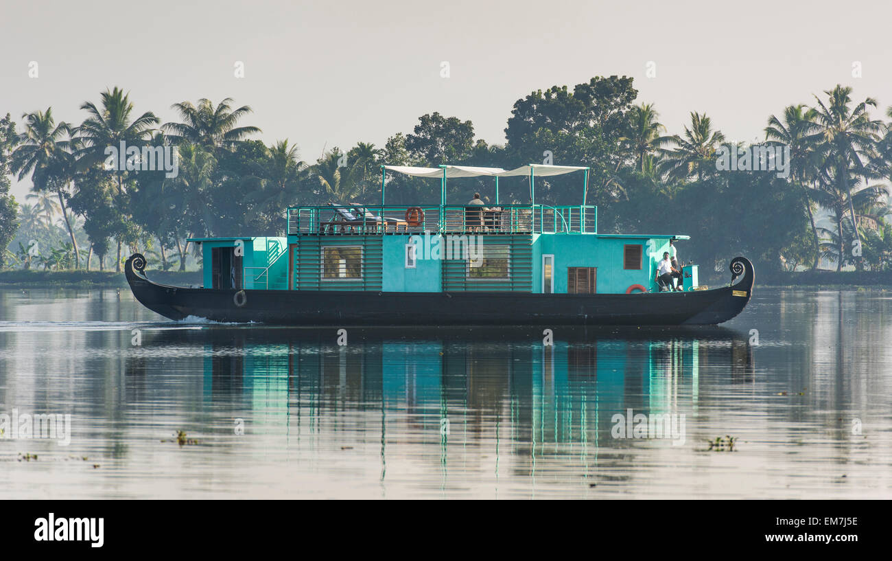 Descubrimiento en el barco de lujo de la cadena de hoteles boutique Malabar escapa, remansos, Lago Vembanad, en Kerala, India del Sur, India Foto de stock