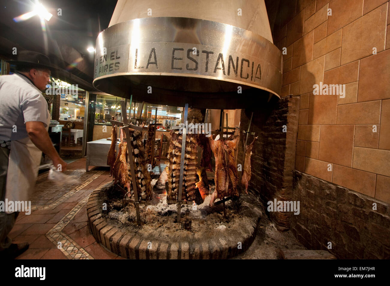 El hombre carne asada en la estancia Restaurante, Buenos Aires, Capital  Federal, Argentina Fotografía de stock - Alamy