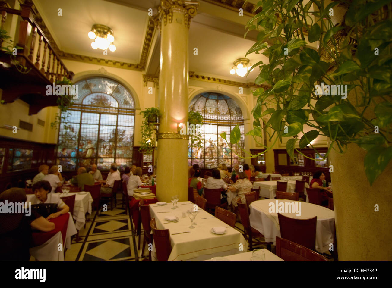 La gente en la confitería Las Violetas, Buenos Aires, Argentina Fotografía  de stock - Alamy